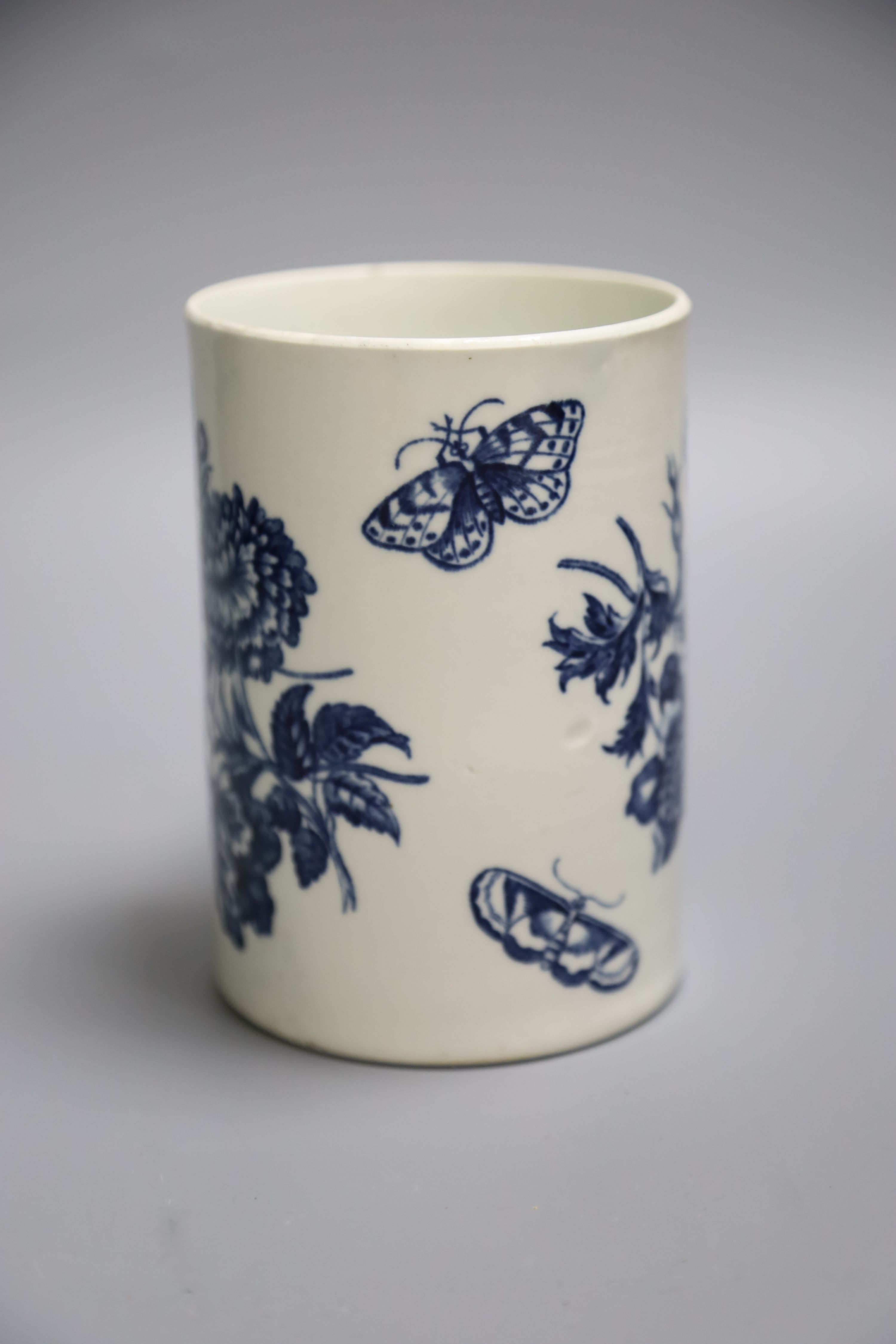 An 18th century Worcester mug decorated with large floral sprays, height 14cm